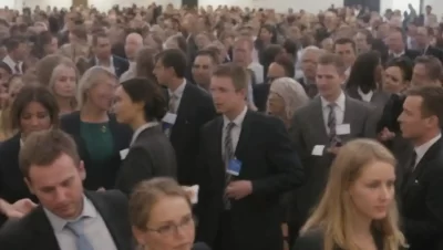 Una bulliciosa feria de empleo con candidatos de networking y representantes de empresas mostrando oportunidades.